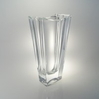 Wazon kryształowy Bohemia Okinawa o wysokości 25,5 cm. Przezroczyste naczynie o nowoczesnym, geometrycznym kształcie z wyraźnymi pionowymi żłobieniami.