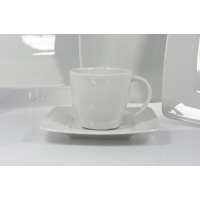 Biała filiżanka ze spodkiem z zestawu obiadowo-kawowego Victoria marki Lubiana. Minimalistyczna porcelana o kwadratowym kształcie, ujęta w centralnym zbliżeniu.
