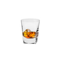 Szklanka z serii Caro marki Krosno Glass wypełniona bursztynowym trunkiem z lodem. Przejrzyste szkło o geometrycznym kształcie z widocznym subtelnym grawerem