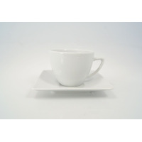Biała filiżanka z zestawu obiadowo-kawowego CLASSIC marki Lubiana na kwadratowym spodku. Minimalistyczna porcelana o gładkiej powierzchni w ujęciu na wprost.