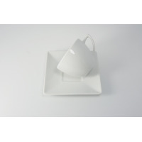Biała filiżanka z zestawu obiadowo-kawowego CLASSIC marki Lubiana, ustawiona na kwadratowym spodku pod kątem, prezentująca minimalistyczny design porcelany.