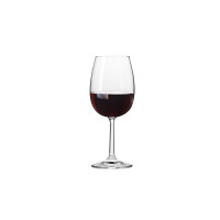 Elegancki kieliszek do wina Pure marki Krosno Glass wypełniony czerwonym trunkiem. Przezroczyste szkło o smukłej nóżce i klasycznym kształcie na białym tle.