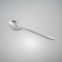 Srebrna łyżka obiadowa ALASKA marki Eternum o minimalistycznym, nowoczesnym designie, ukazana w ujęciu z góry na jasnym, neutralnym tle.