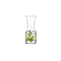 Szklana karafka Pure o pojemności 900 ml marki Krosno Glass S.A. wypełniona wodą z lodem, plastrami limonki i świeżą miętą. Minimalistyczny design na białym