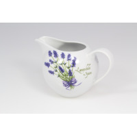 Biały porcelanowy dzbanek do mleczka Lubiana Venus o pojemności 0,30 l z motywem bukietu lawendy i napisem Lavandula Spica, widok z boku na jasnym tle.