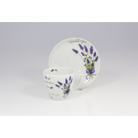 Biała porcelanowa filiżanka ze spodkiem Lubiana 5979 Lawenda o pojemności 0,35 l. Zdobiona motywem fioletowych kwiatów i napisem Lavandula Spica.