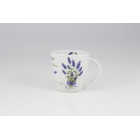 Biały porcelanowy kubek Lubiana 300 ml z serii 5979 Lawenda. Naczynie ozdobione jest bukietem fioletowych kwiatów lawendy z kokardą oraz napisem Lavandula