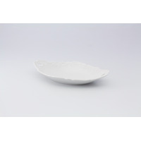 Biała porcelanowa rawierka 25 cm z kolekcji Rococo marki Ćmielów. Owalny półmisek o klasycznym, zdobionym brzegu z ażurowymi uchwytami, ujęty w widoku z boku.