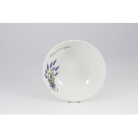 Talerz głęboki 18 cm Lubiana z serii 5979 Lawenda. Białe naczynie z porcelany ozdobione motywem bukietu fioletowej lawendy i napisem Lavandula Spica.
