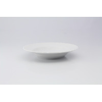 Biały talerz głęboki 22,5 cm z linii Rococo marki Ćmielów. Klasyczna porcelana o eleganckim, profilowanym brzegu, ukazana w ujęciu z profilu na jasnym tle.