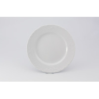 Biały talerz płytki 25 cm z kolekcji Rococo marki Ćmielów. Klasyczna porcelana o okrągłym kształcie z ozdobnym, reliefowym zdobieniem na brzegach, widok z góry.
