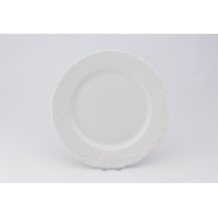 Biały talerz płytki 26 cm z serii Rococo marki Ćmielów. Klasyczna porcelana o okrągłym kształcie z ozdobnym, reliefowym zdobieniem na falistym rancie.