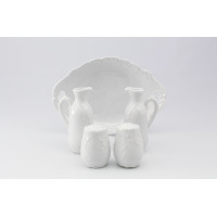 Porcelanowy zestaw do przypraw 0001 ROCOCO marki Ćmielów. Komplet składa się z dwóch białych dzbanków, solniczki i pieprzniczki na ozdobnej, ażurowej podstawce.