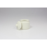 Biała cukiernica z pokrywką 270 ml marki RAK Porcelain z serii BANQUET. Naczynie o minimalistycznym designie stoi na białym tle, obok leży dopasowana pokrywka.