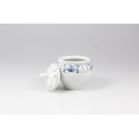 Biała porcelanowa cukierniczka 0,30 l z serii Maria Kaszubska marki Lubiana, ozdobiona niebieskim motywem kwiatowym, widoczna z otwartą pokrywką obok naczynia.