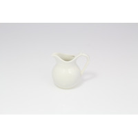 Biały porcelanowy dzbanek do mleczka ANNA marki RAK Porcelain o pojemności 0,15 l. Naczynie o zaokrąglonym kształcie z wyprofilowanym dzióbkiem i wygodnym