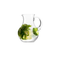 Szklany dzbanek Harmony o pojemności 1,80 l marki Krosno Glass wypełniony wodą z plasterkami cytryny, limonki, ogórka oraz świeżą miętą na białym tle.
