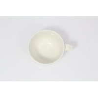 Widok z góry na białą porcelanową filiżankę ANNA marki RAK Porcelain o pojemności 0,20 l. Klasyczne naczynie o gładkiej powierzchni z widocznym uchwytem.