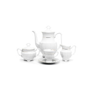 Elegancki zestaw kawowy Maria Teresa marki Chodzież. Biała porcelana z delikatnym złotym zdobieniem, obejmująca dzbanek, cukiernicę, mlecznik oraz filiżankę ze