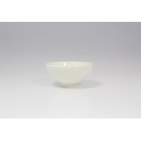 Biała misa 14 cm z serii Fine Dine marki RAK Porcelain. Minimalistyczna salaterka o gładkiej powierzchni i klasycznym kształcie, ustawiona na stabilnej