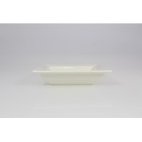 Biała misa kwadratowa 21 cm z serii Classic Gourmet marki RAK Porcelain. Minimalistyczna salaterka o gładkiej powierzchni, widok z boku na jasnym tle.
