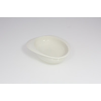 Biała salaterka NABUR marki RAK Porcelain o średnicy 15 cm. Naczynie ma owalny, nowoczesny kształt z charakterystycznie wydłużonym brzegiem, widok z góry.