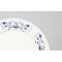 Zbliżenie na krawędź półmiska owalnego 33 cm Maria Kaszubska marki Lubiana. Biała porcelana z tradycyjnym, niebieskim wzorem kwiatowym o ludowym charakterze.