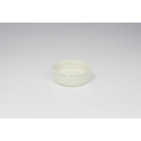 Biała, porcelanowa popielnica RAK Porcelain z serii BANQUET o średnicy 11 cm. Klasyczny, minimalistyczny design z wycięciami na papierosy, widok z góry.
