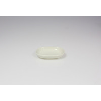 Owalny spodek do masła BANQUET marki RAK Porcelain o gładkiej, białej powierzchni. Minimalistyczne naczynie ceramiczne o średnicy 11 cm w widoku z góry.