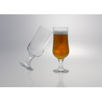 Szklanki na nodze NEVAKAR marki LAV o pojemności 385 ml. Jedna szklanka jest pełna piwa z pianką, druga pusta, przechylona w stronę pierwszej na jasnym tle.
