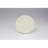 Talerz deserowy 17 cm Metropolis od RAK Porcelain w kolorze kremowym. Okrągłe naczynie z eleganckim, żłobionym wzorem na szerokim rancie, widok z przodu.