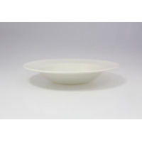 Biały talerz do pasty BANQUET marki RAK Porcelain o średnicy 30 cm. Minimalistyczne naczynie z szerokim rantem, widoczne z profilu na jasnym tle.