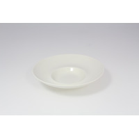 Biały talerz głęboki Gourmet 26 cm marki Fine Dine od RAK Porcelain. Minimalistyczne naczynie z szerokim rantem i wyraźnie wyprofilowanym, okrągłym