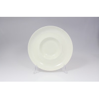 Talerz głęboki GOURMET 29 cm marki RAK Porcelain z serii Fine Dine. Białe naczynie o minimalistycznym designie, ustawione na przezroczystym stojaku na jasnym