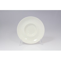 Talerz głęboki GOURMET 26 cm marki RAK Porcelain w kolorze kremowej bieli. Minimalistyczne naczynie o gładkiej powierzchni ustawione na przezroczystym stojaku.