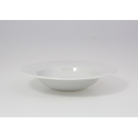 Biały talerz głęboki 23 cm z serii Maria marki Lubiana. Klasyczna porcelana o gładkiej powierzchni i eleganckim, profilowanym rancie, ujęta z profilu na jasnym