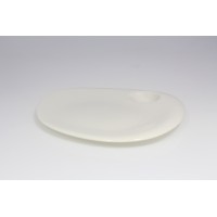 Biały talerz 31 cm NABUR marki RAK Porcelain o nowoczesnym, asymetrycznym kształcie z charakterystycznym wgłębieniem, ujęty w perspektywie z góry na jasnym tle.