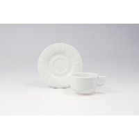Biała porcelanowa filiżanka 0,19 l ze spodkiem z kolekcji Maria Hotel marki Lubiana. Zestaw o klasycznym, eleganckim fasonie z delikatnym żłobieniem na