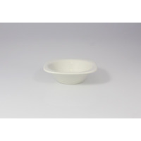 Biała misa kwadratowa 16 cm z serii SKA marki RAK Porcelain. Naczynie o minimalistycznym designie i zaokrąglonych brzegach, ujęte z profilu na jasnym tle.