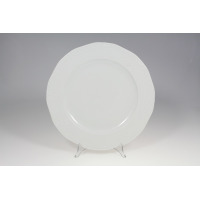 Biały, okrągły półmisek Lubiana Afrodyta o średnicy 32 cm. Klasyczna porcelana z delikatnym, tłoczonym wzorem na szerokim kołnierzu, wyeksponowana na