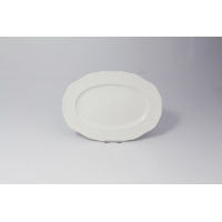 Biały półmisek owalny 24 cm z kolekcji Afrodyta marki Lubiana. Naczynie z porcelany o klasycznym kształcie, zdobione delikatnym tłoczonym wzorem na obrzeżach.