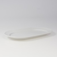 Biały, owalny półmisek MERKURY marki Lubiana o długości 29 cm. Klasyczna porcelana o gładkiej powierzchni, prezentowana w ujęciu z perspektywy na jasnym tle.
