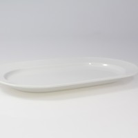 Biały, owalny półmisek Lubiana Merkury o długości 38 cm. Klasyczna, porcelanowa zastawa o gładkiej powierzchni i minimalistycznym designie, ujęta z profilu.