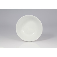 Biała salaterka Lubiana Afrodyta o średnicy 18,5 cm z delikatnym, tłoczonym wzorem na obrzeżach. Widok z góry na eleganckie, porcelanowe naczynie o klasycznym