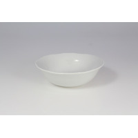 Biała porcelanowa salaterka Lubiana Afrodyta o średnicy 18,5 cm z subtelnym, tłoczonym wzorem na krawędziach, widoczna w ujęciu od frontu na jasnym tle.