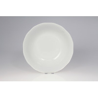 Biała salaterka Lubiana Afrodyta o średnicy 23 cm z delikatnym, falistym brzegiem. Klasyczna porcelana o gładkiej powierzchni, widok z góry na naczynie.