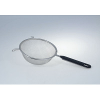 Sitko kuchenne Westmark o średnicy 16 cm z drobną metalową siatką, stalową ramą oraz wygodną czarną rączką z otworem do zawieszania, ujęte na jasnym tle.
