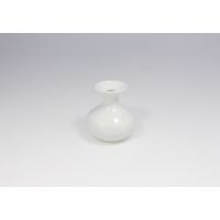 Biały świecznik porcelanowy ARCADIA marki Lubiana o wysokości 10 cm. Naczynie o pękatym kształcie z delikatnym, żłobionym wzorem, ujęte na wprost.