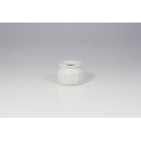 Biały świecznik ceramiczny MERKURY marki Lubiana o wysokości 5,5 cm. Naczynie ma geometryczny, wielokątny kształt i gładką, błyszczącą powierzchnię. Widok
