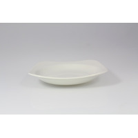 Biały talerz głęboki RAK Porcelain o kwadratowym kształcie z zaokrąglonymi brzegami, widoczny z profilu na jasnym tle. Elegancka zastawa stołowa z serii SKA.